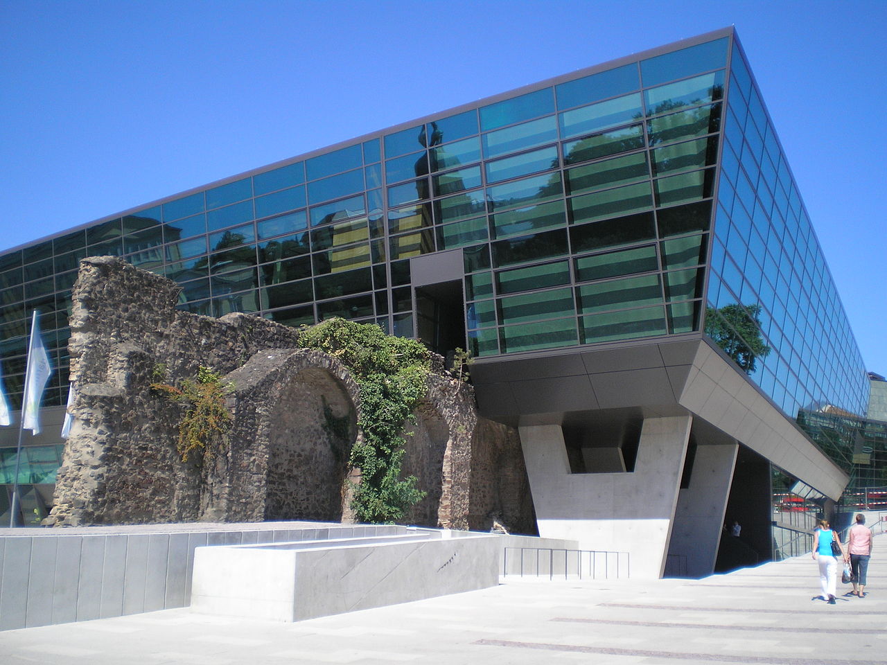 https://commons.wikimedia.org/wiki/File:Darmstadtium.jpg