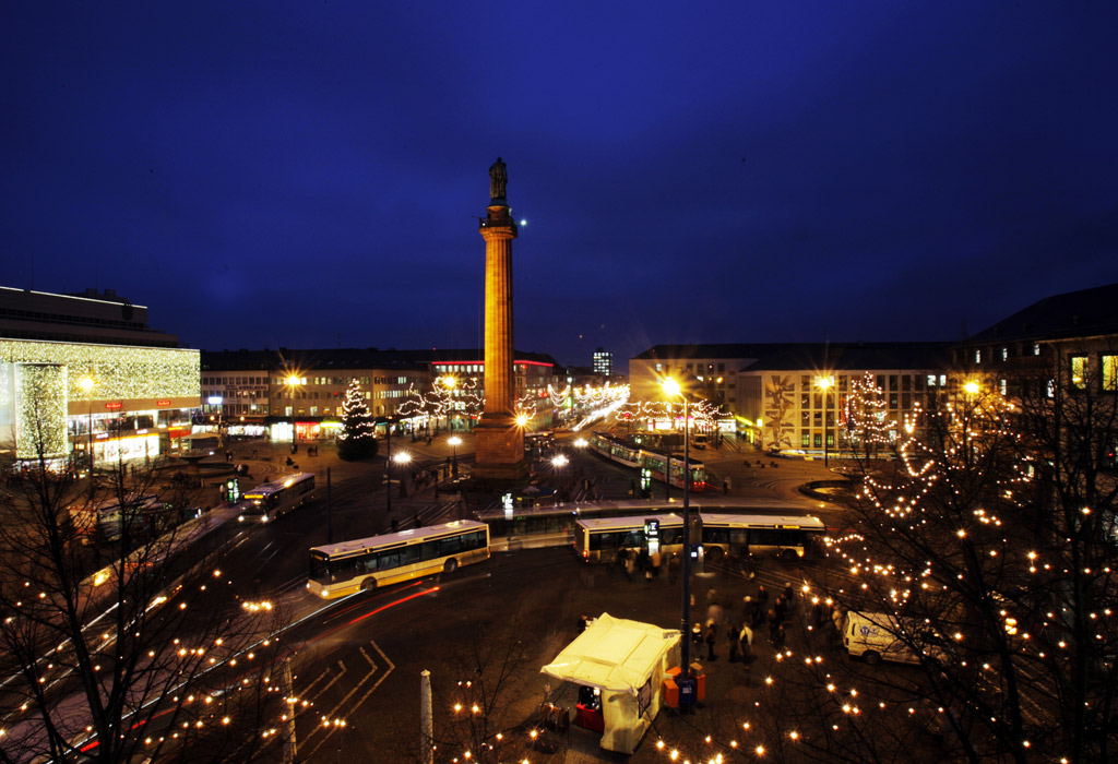 https://www.tu-darmstadt.de/media/illustrationen/referat_kommunikation/news_1/medien_news_aelter/news_medien_2015/Luisenplatz.jpg