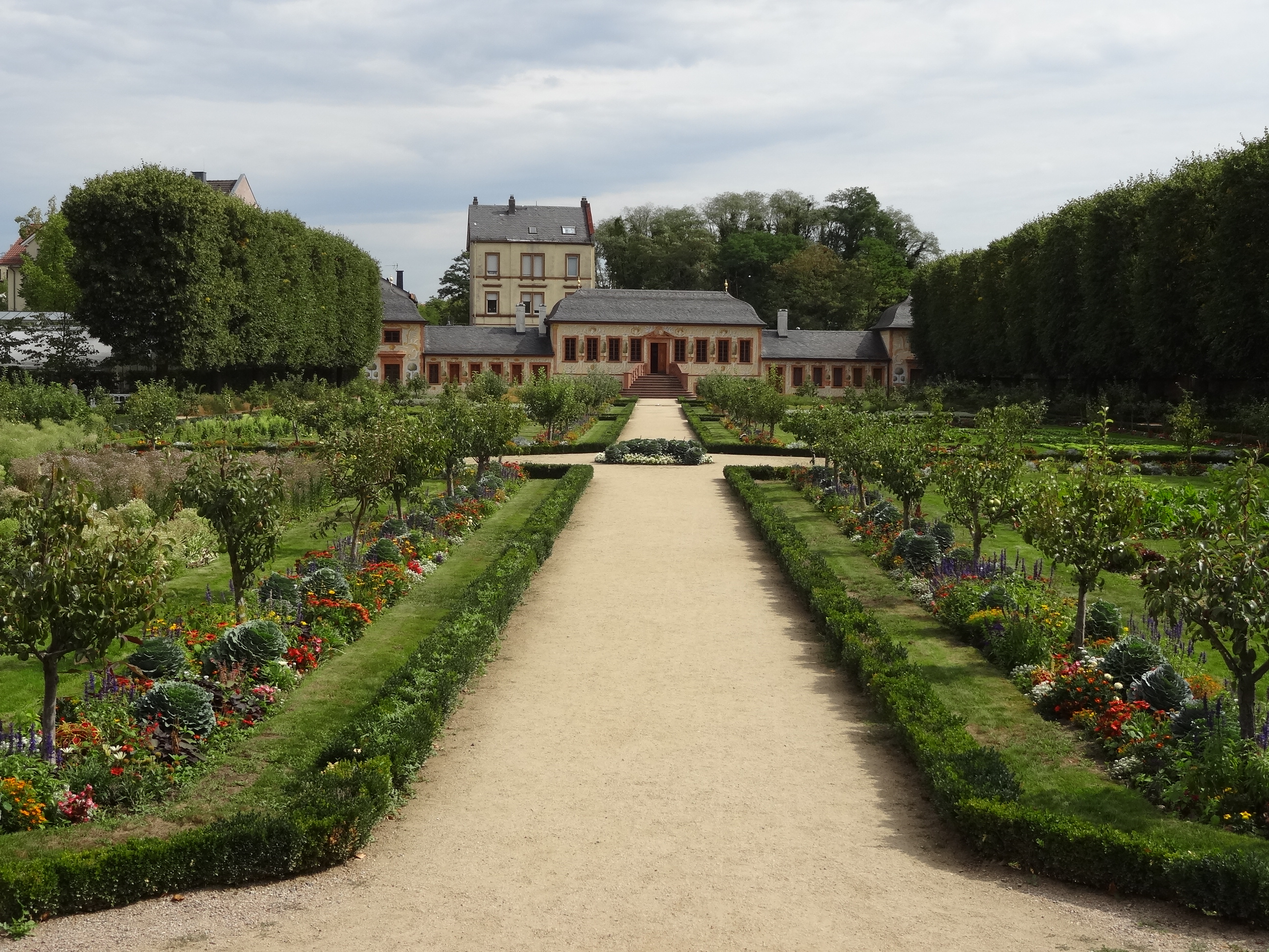 https://de.wikipedia.org/wiki/Datei:Prinz-Georgs-Garten_(Darmstadt)_01.JPG