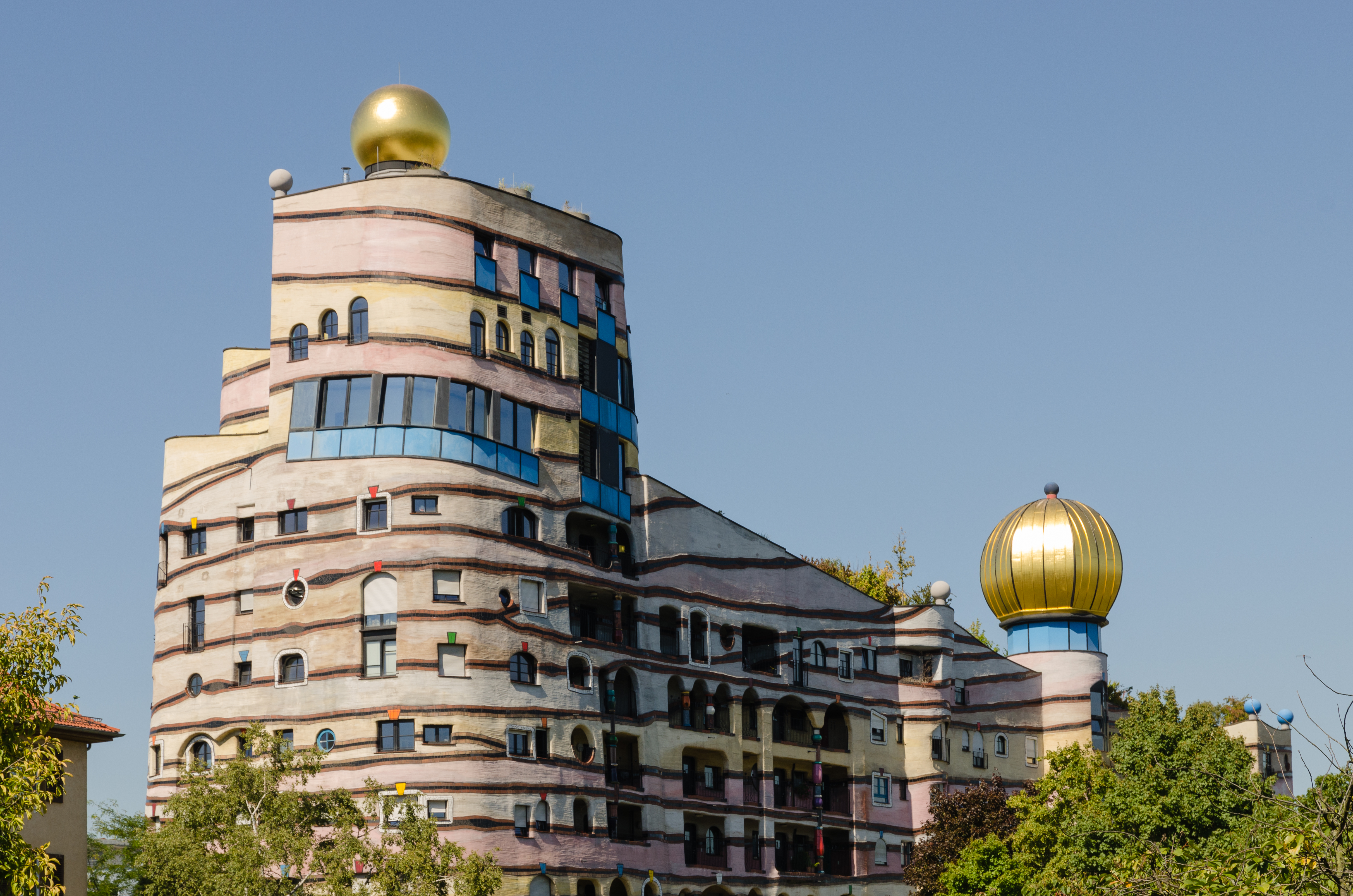 https://commons.wikimedia.org/wiki/File:Waldspirale_-_Darmstadt_-_Friedensreich_Hundertwasser_-_Heinz_Springmann_-_10.jpg
